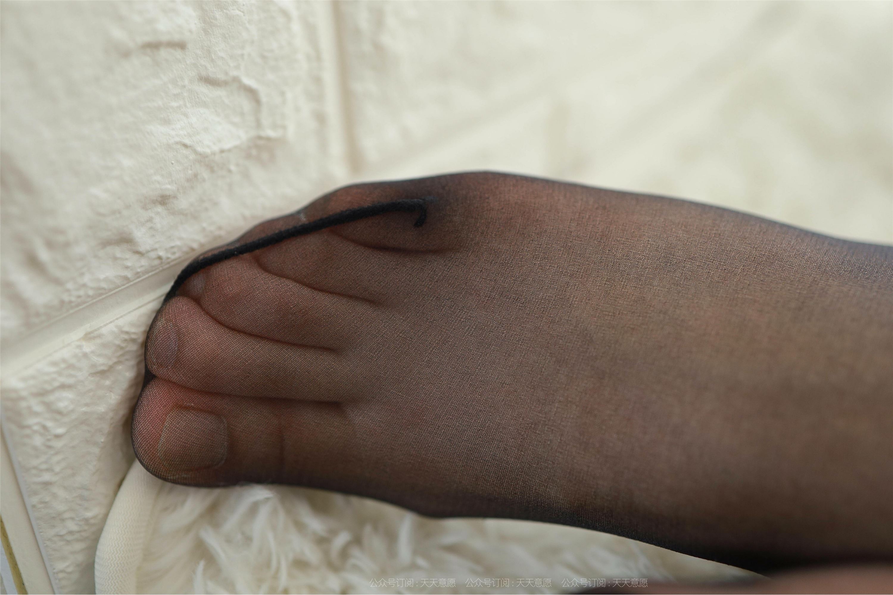 IESS异思趣向  2021.08.31 丝享家905：小婕《金色吊带裙》